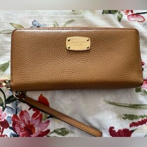 🎉SOLD🎉Michael Kors Pebbled Leather Continental Wristlet/Wallet - Acorn color